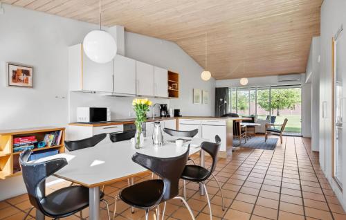 cuina, Gorgeous Home In Gjern With Sauna in Gjern