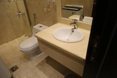 Bathroom, Dar Hashim Hotel Suites - Al Sahafa near Al-Romansiah