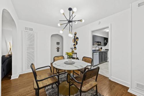 4 Spacious Units Close to Downtown & Expo Center - image 10