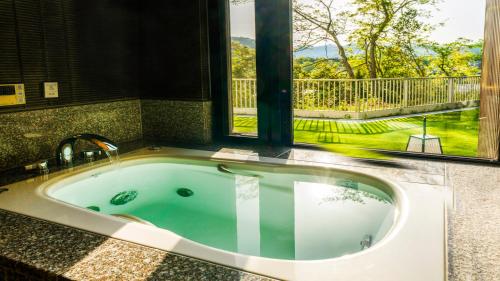 room detail thumbnail 2