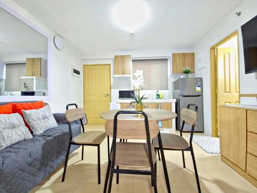 Közös társalgó / TV, 2-Bedroom Unit in One Spatial Iloilo near The Molo Mansion