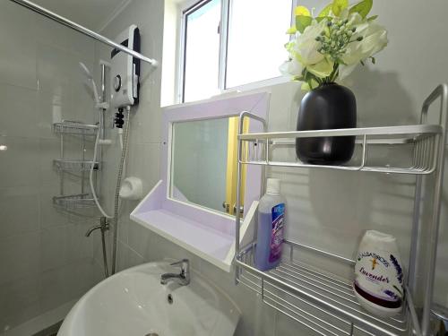 Zuhanyzó, 2-Bedroom Unit in One Spatial Iloilo near The Molo Mansion