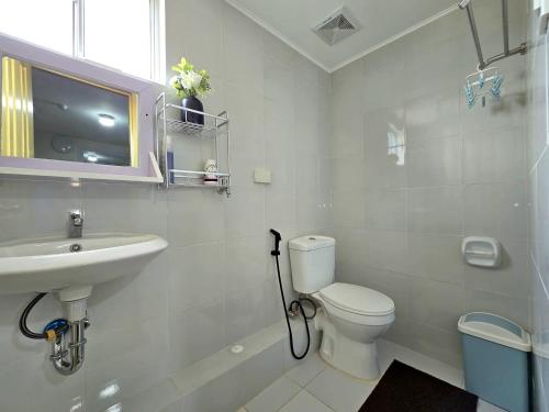 Zuhanyzó, 2-Bedroom Unit in One Spatial Iloilo near The Molo Mansion