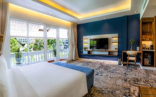 Queenco Entertainment Resort in Victory Beach