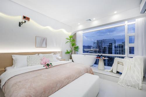 Deluxe Double Room with Bath room in Baihong Sky View Studio with Deep Soak Tub - Jiefangbei Center