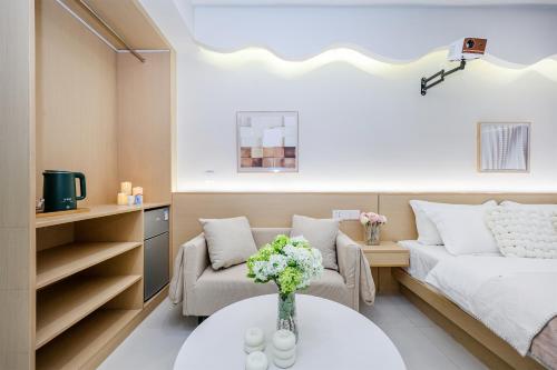 Deluxe Double Room with Bath image 10