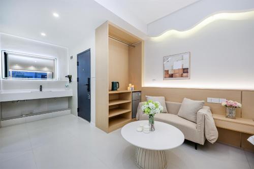 Deluxe Double Room with Bath image 9