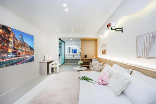 Deluxe Double Room with Bath image 7