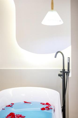 Deluxe Double Room with Bath image 1