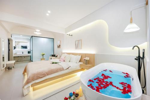 Deluxe Double Room with Bath room in Baihong Sky View Studio with Deep Soak Tub - Jiefangbei Center