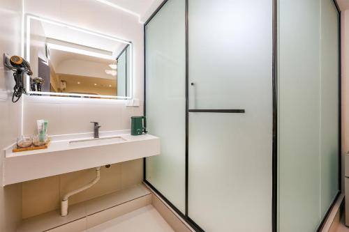 Deluxe Double Room with Bath image 3