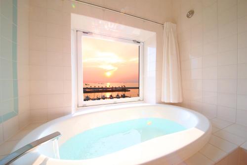 Luxury Twin Room with Sea View Private Bathroom- Non-Smoking