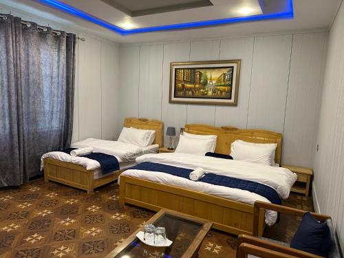 1 king bed, 1 twin bed