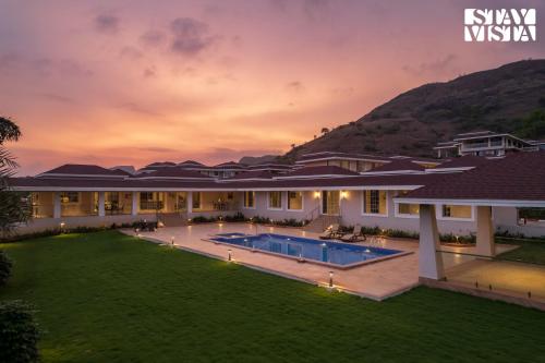 StayVista at Amalfi - Pool, Wi-Fi, Jacuzzi, Lonavala