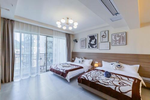 Deluxe Queen Room with Two Queen Beds image 4