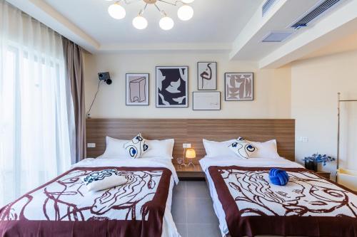 Deluxe Queen Room with Two Queen Beds image 5
