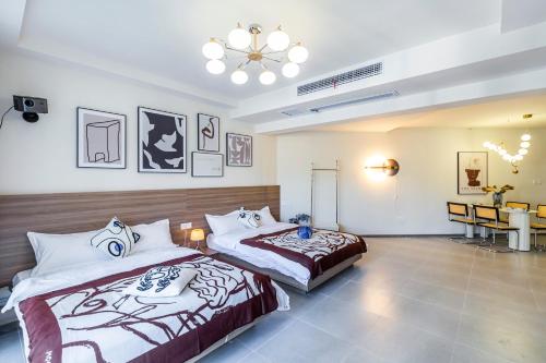 Deluxe Queen Room with Two Queen Beds image 6