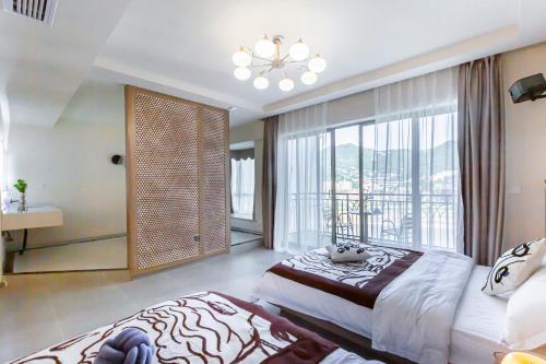 Deluxe Queen Room with Two Queen Beds image 3