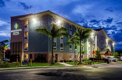 Vista exterior, WoodSpring Suites Naples in Naples (FL)