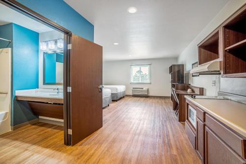 WoodSpring Suites Naples - image 12