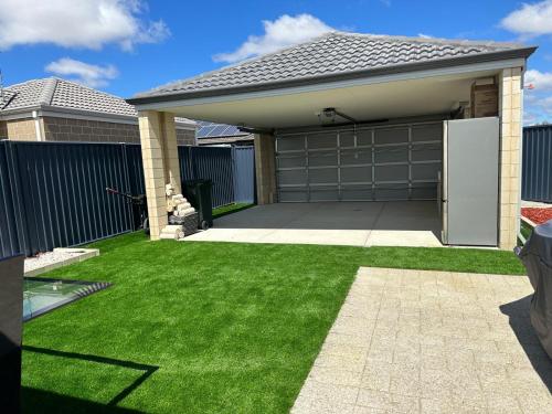Cozy and Compact Holiday and Business Home in Baldivis