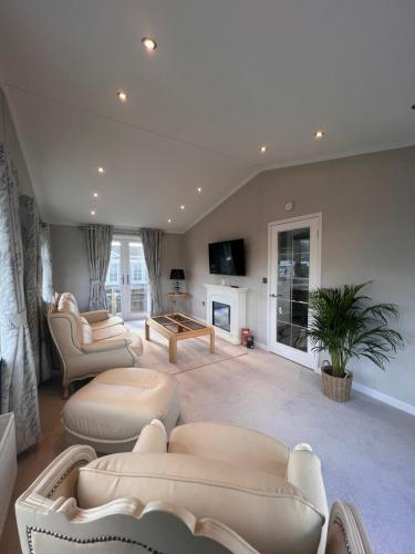 Luxury Lodge Escapes in Netley