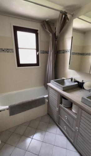 Maison avec jaccuzi in Ury