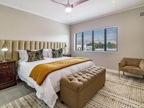 Premier Apartment image 9