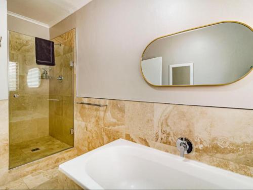 Premier Apartment image 5