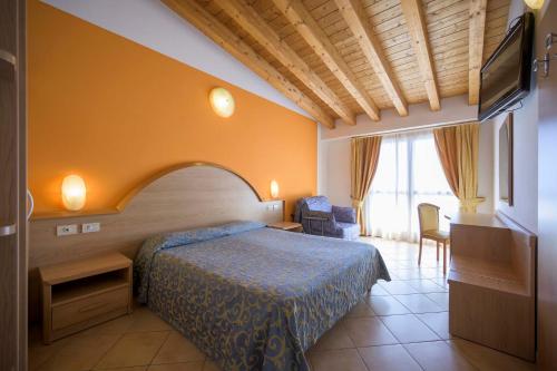 Twin Room with Balcony or Terrace and Lake View