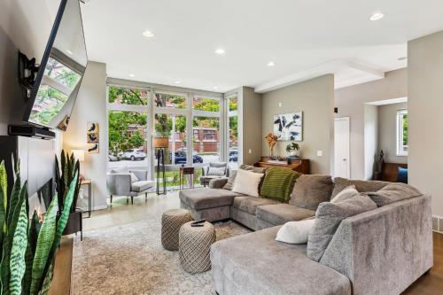 Luxuary Tremont Home - Movie Room, Pet & Baby Friendly, Cleveland (photo 5)