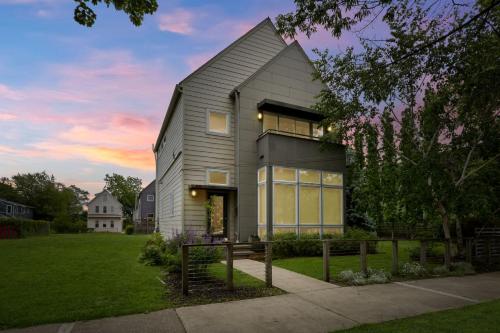 Luxuary Tremont Home - Movie Room, Pet & Baby Friendly, Cleveland (photo 6)