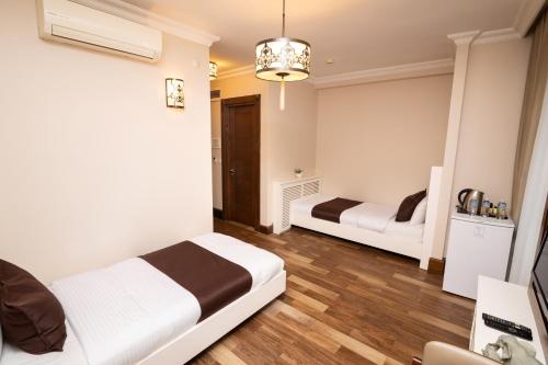 1 double bed, 2 twin beds