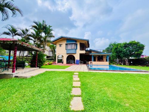 Exterior view, Bailey's Castle Villa near Della Adventure