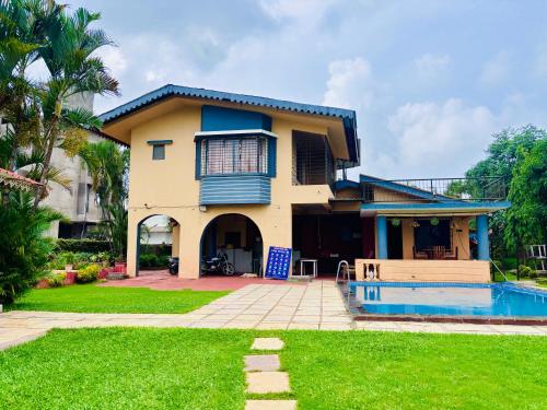 Exterior view, Bailey's Castle Villa near Della Adventure