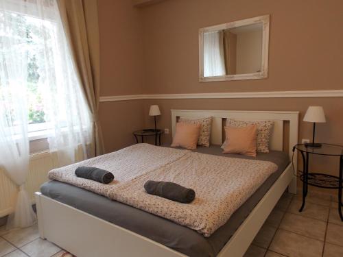 2 bedrooms, 3 beds