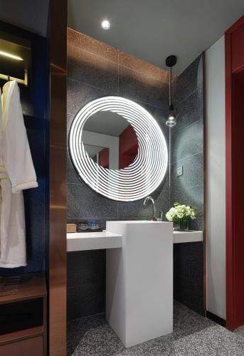 room detail thumbnail 2