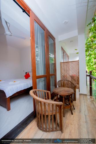 Deluxe Double Room with Balcony image 7