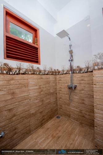 Deluxe Double Room with Balcony image 9