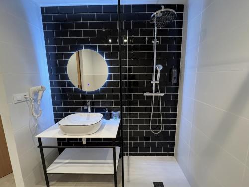 Double Room with Private Bathroom image 4