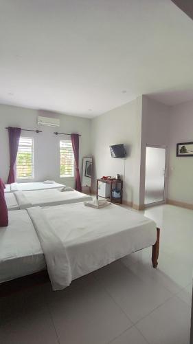 Family Room image 3