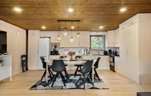 Cuina, Stunning Home In Storvorde With Wifi in Egense