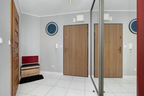 Comfortable Apartment with Parking in Szczecin by Noclegi Renters - image 3