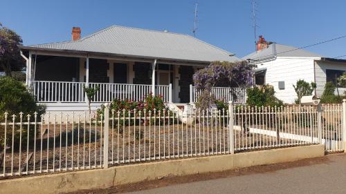 Exterior view of Roseneath Cottage