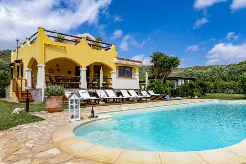 Villa Saige , piscina con idromassaggio