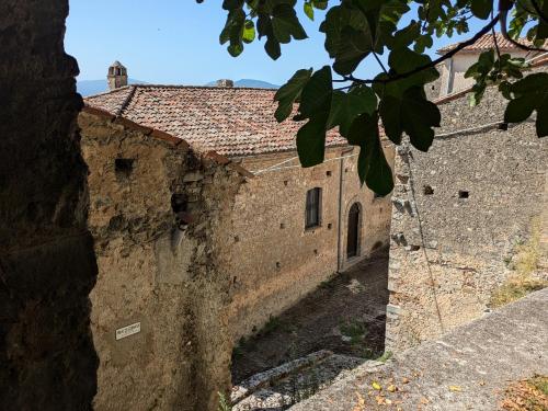 Apkārtne, La casa di nonna in Montesano sulla Marcellana