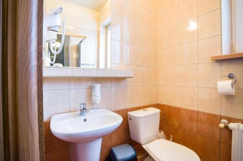Standard Triple Room image 6