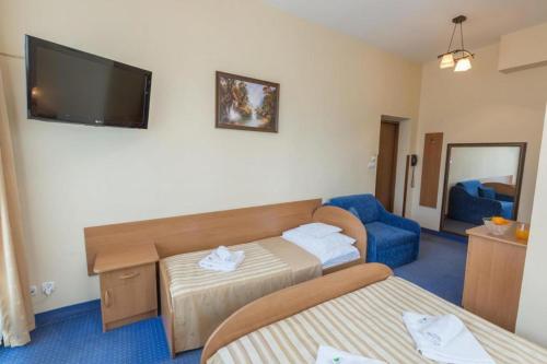 Standard Triple Room image 2