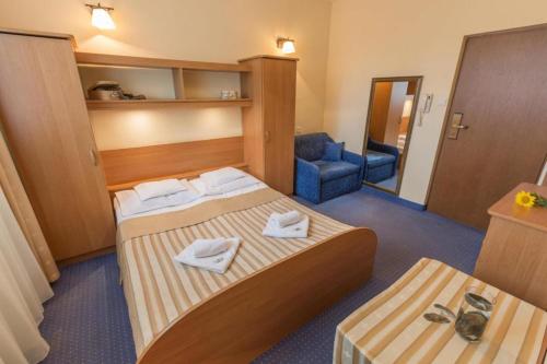 Standard Double or Twin Room image 2