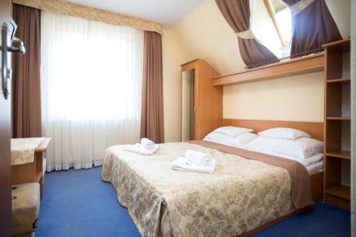 Standard Double or Twin Room image 4